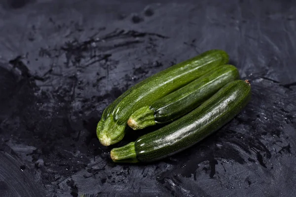 Свіжі зелені органічні кабачки — стокове фото
