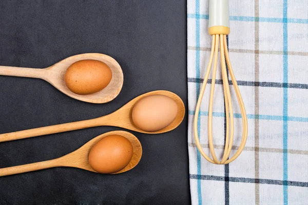 Huevos y utensilio de cocina en el fondo del tablero . —  Fotos de Stock