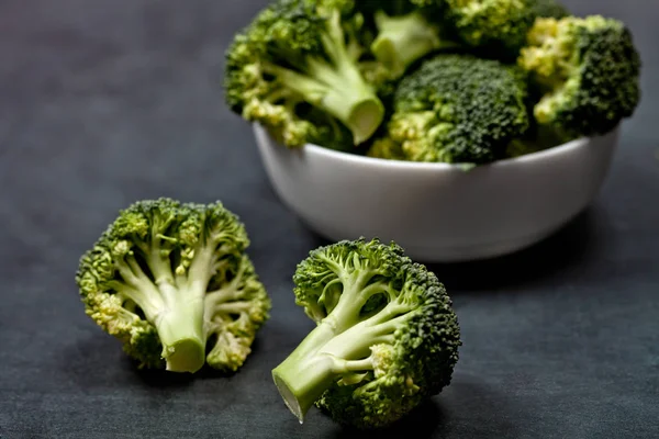 Färsk grön ekologisk broccoli i vit skål — Stockfoto