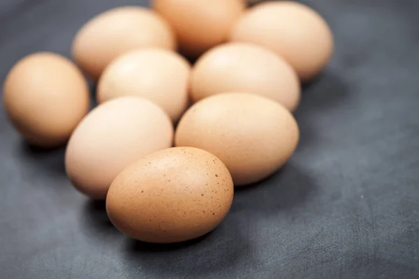 Çiftlik taze organik tavuk yumurtası kapatmak. — Stok fotoğraf