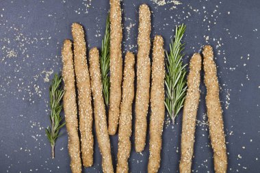 İtalyan Grissini veya susam ve biberiye ile tuzlu ekmek çubukları