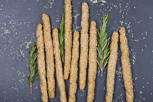 Італійський Grisini або солоного хліба палички з кунжутом і розмарин — стокове фото