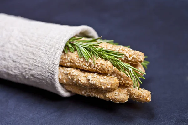 Італійський Grisini або солоного хліба палички з розмарином трава на Li — стокове фото