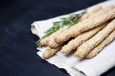 İtalyan Grissini veya tuzlu ekmek li biberiye ot ile sopa