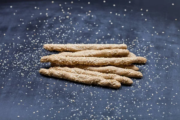 Італійський Grisini або солоного хліба палички з кунжутом на бла — стокове фото