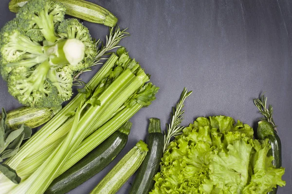 Variedad de verduras y hierbas verdes. Comer alimentos limpios concepto —  Fotos de Stock