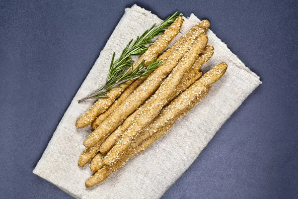 Італійський Grisini або солоного хліба палички з розмарином трава на Li — стокове фото