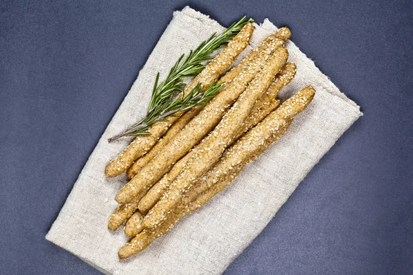 Italienska grissini eller saltade bröd pinnar med rosmarin ört på Li — Stockfoto