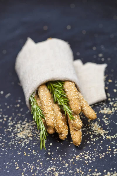 Італійський Grisini або солоного хліба палички з кунжутом і розмарин — стокове фото