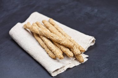 İtalyan Grissini ekmek keten peçete hercai üzerinde susam ile sopa