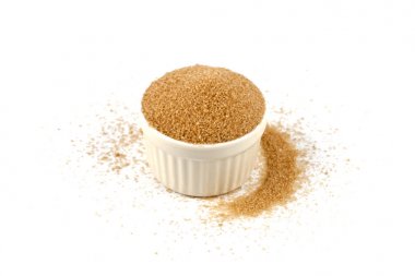 Beyaz arka planda izole seramik kase kahverengi kamışı şeker. 