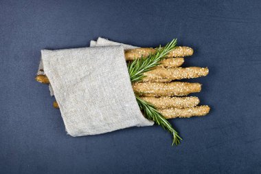 İtalyan Grissini veya susam ve biberiye ile tuzlu ekmek çubukları