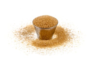 Beyaz arka planda izole metal kase kahverengi kamışı şeker.