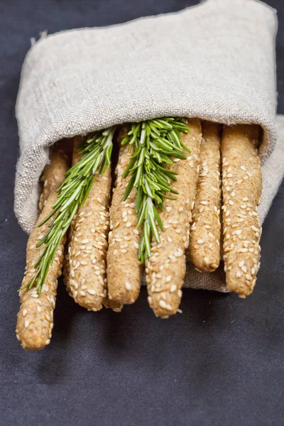 Італійський Grisini хліб палички з розмарином трава на серветці білизни — стокове фото