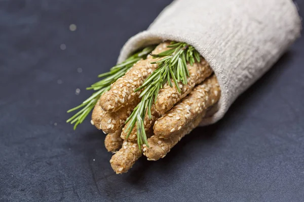 Італійський Grisini хліб палички з розмарином трава на серветці білизни — стокове фото