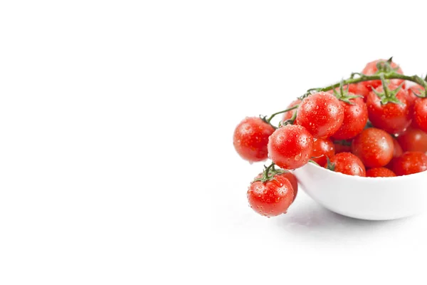 Verse organische natte cherry tomaten tros op keramische kom. — Stockfoto