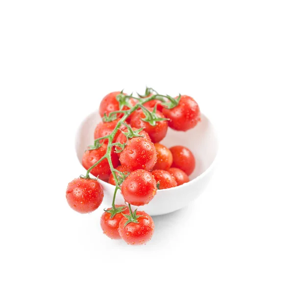 Tomates cereja molhados orgânicos frescos cacho na tigela de cerâmica . — Fotografia de Stock