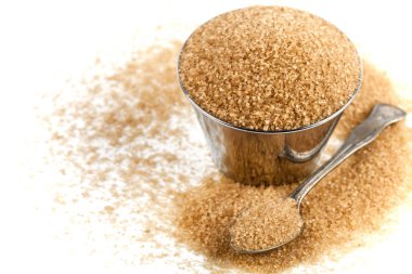 Metal kase ve kaşık beyaz backg izole kahverengi baston şeker