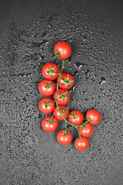Widok z góry świeżych organicznych pomidorów wiśni pęczek. — Zdjęcie stockowe