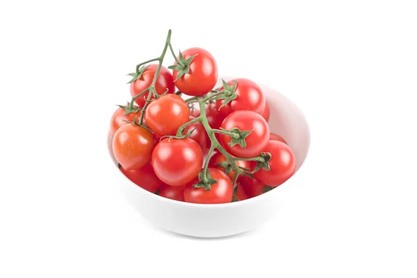 Świeże organiczne pomidory cherry pęczek na ceramicznej miski na białym tle — Zdjęcie stockowe