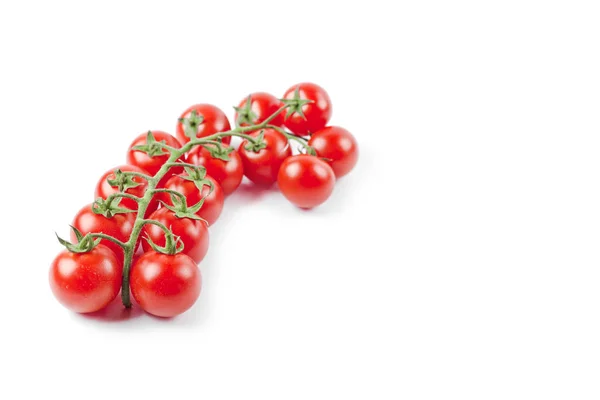 Świeże organiczne pomidory wiśniowe odizolowane na białym tle — Zdjęcie stockowe