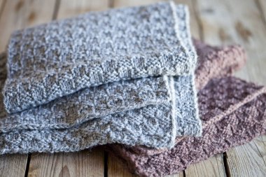 örme yün gri ve kahverengi eşarplar