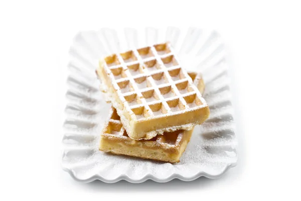 Belgische Waffeln mit Zuckerpuder auf Keramikteller isoliert — Stockfoto