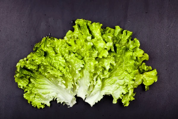 Folhas de salada de alface orgânica verde no fundo preto . — Fotografia de Stock