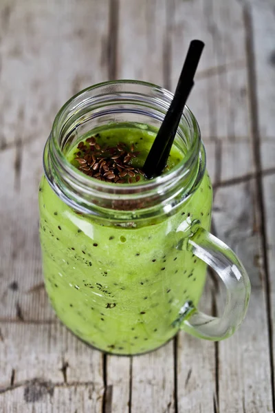 Frullato verde con kiwi, mela, lime e semi di lino. Sano f — Foto Stock