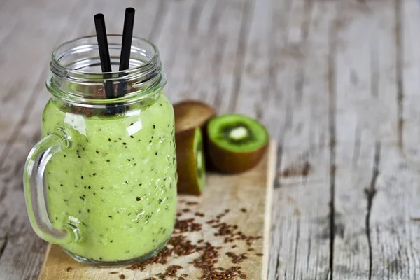 Frullato verde con kiwi, mela, limone e semi di lino. Sano — Foto Stock