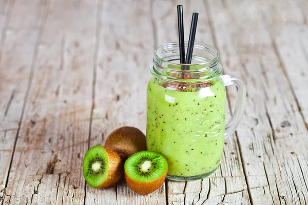 Grüner Smoothie mit Kiwi, Apfel, Zitrone und Leinsamen. Gesund — Stockfoto