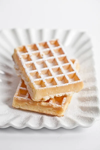 セラミックプレートに砂糖粉が付いたベルギーワッファー — ストック写真