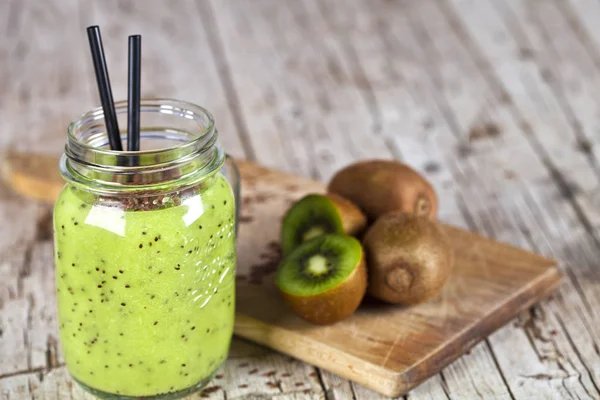 Green smoothie with kiwi, apple, lemon and linen seeds. Healthy — Stock Photo, Image