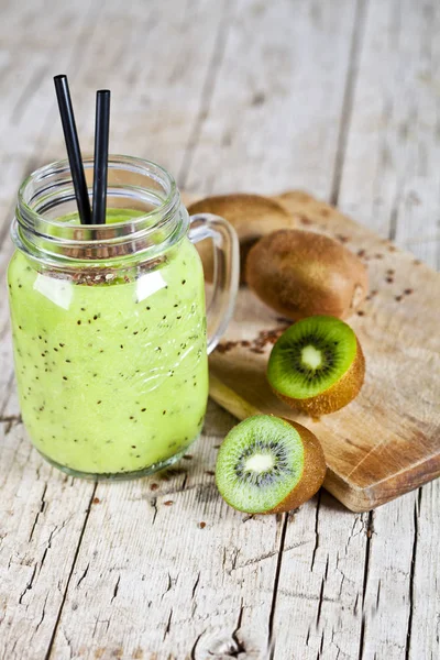 Frullato verde con kiwi, mela, limone e semi di lino. Sano — Foto Stock
