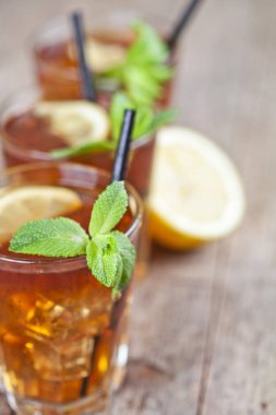 Gl limon, nane yaprakları ve buz küpleri ile Geleneksel buzlu çay