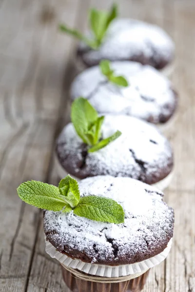 Taze çikolata koyu muffins şeker tozu ve nane yaprağı ile — Stok fotoğraf