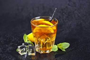 Gl limon, nane yaprakları ve buz küpleri ile Geleneksel buzlu çay