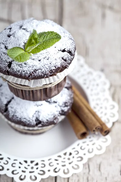 Şeker tozu, tarçın çubukları ve mi ile Çikolata koyu muffins — Stok fotoğraf