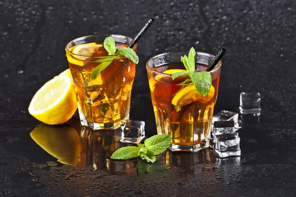 Two glasses with cold traditional iced tea with lemon, mint leav — Stock Photo, Image