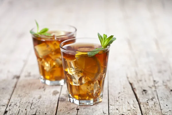 Deux verres de thé glacé traditionnel au citron, feuilles de menthe un — Photo