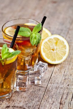 Limon, nane yaprakları ve buz küpleri ile geleneksel buzlu çay tw