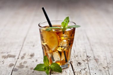 Gl limon, nane yaprakları ve buz küpleri ile Geleneksel buzlu çay