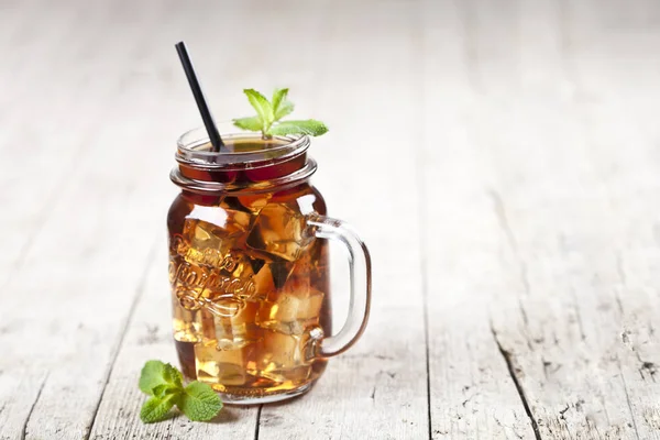 Thé glacé traditionnel au citron, feuilles de menthe et glaçons en gl — Photo