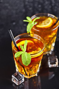 Limon, nane leav ile soğuk geleneksel buzlu çay ile iki bardak