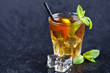 Isliç b cam limon, nane yaprakları ve buz küpleri ile buzlu çay