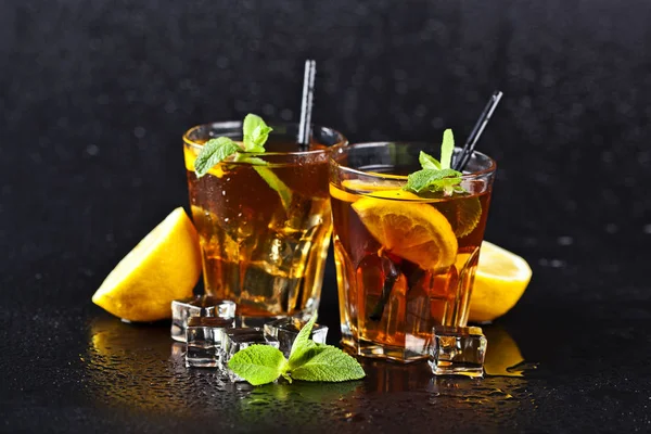 Twee glazen met koude traditionele ijsthee met citroen, Mint Leav — Stockfoto