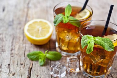 Limon, nane yaprakları ve iki bardak buz küpleri ile soğuk buzlu çay