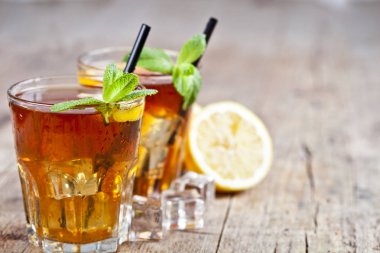 Limon, nane yaprakları ve iki bardak buz küpleri ile soğuk buzlu çay