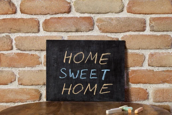 Schwarze Kreidetafel mit der Phrase home sweet home ertränke von hand o — Stockfoto