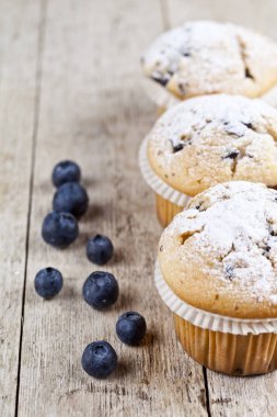 Rustik ahşap masa b yaban mersini ile ev yapımı taze kekler